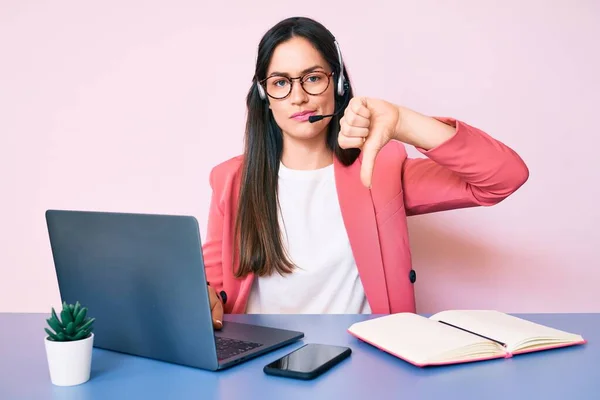 Mladá Běloška Sedící Stolem Sluchátkách Agentky Call Centra Pracuje Notebookem — Stock fotografie