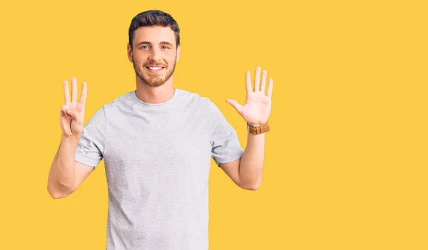Ayılı Yakışıklı Genç Adam Gündelik Tişört Giyer Numaralı Parmaklarıyla Işaret — Stok fotoğraf