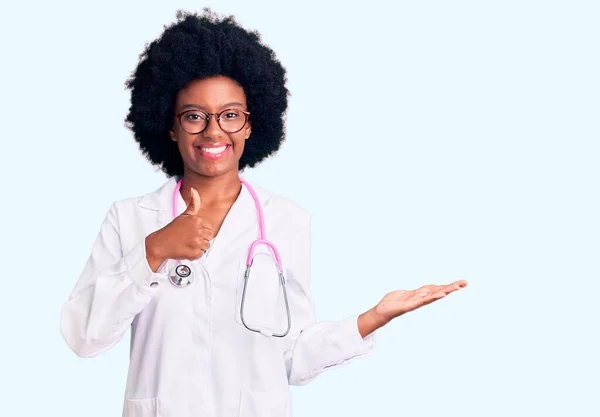 Joven Mujer Afroamericana Vistiendo Abrigo Médico Estetoscopio Mostrando Palma Mano — Foto de Stock