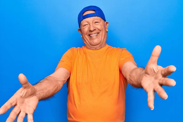Senior Knappe Grijsharige Man Draagt Casual Shirt Pet Blauwe Achtergrond — Stockfoto