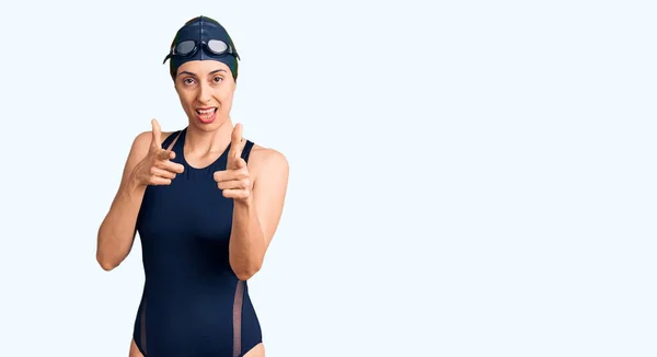 Junge Schöne Hispanische Frau Badebekleidung Und Schwimmbrille Die Mit Fröhlichem — Stockfoto