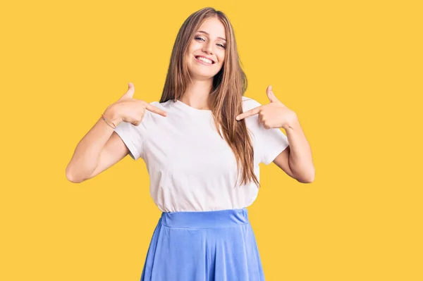 Giovane Bella Donna Bionda Che Indossa Stile Estivo Guardando Fiducioso — Foto Stock