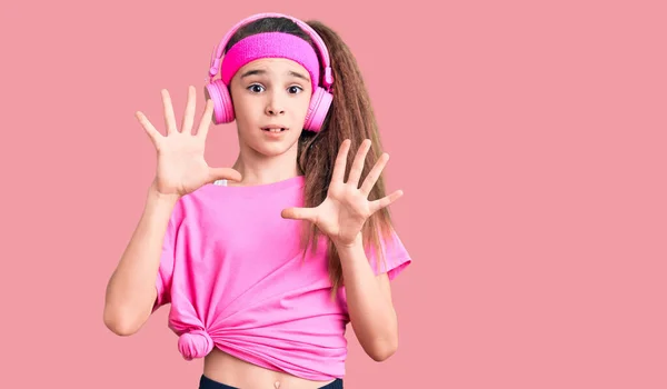 Linda Niña Hispana Vistiendo Ropa Gimnasio Usando Auriculares Asustados Aterrorizados —  Fotos de Stock