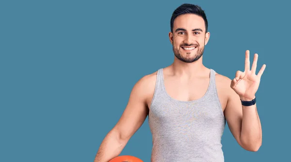 Junger Gutaussehender Mann Mit Basketballkorb Macht Zeichen Mit Den Fingern — Stockfoto