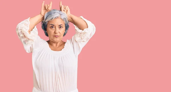 Seniorin Mit Grauen Haaren Trägt Boheme Stil Und Macht Lustige — Stockfoto