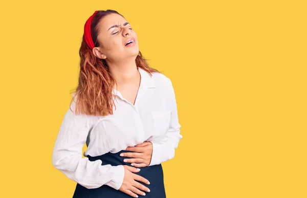 Jovem Mulher Latina Vestindo Avental Garçonete Com Mão Estômago Porque — Fotografia de Stock