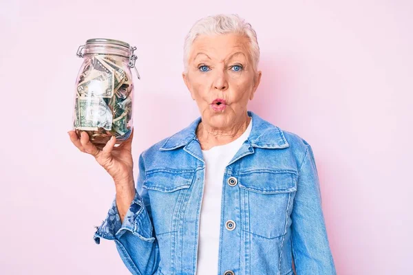 Старшая Красивая Женщина Голубыми Глазами Седыми Волосами Держит Банку Сбережениями — стоковое фото
