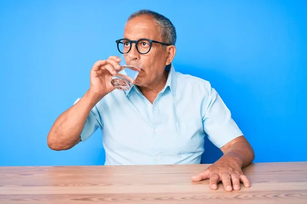 Bell Uomo Anziano Seduto Sul Tavolo Casa Bere Bicchiere Acqua — Foto Stock