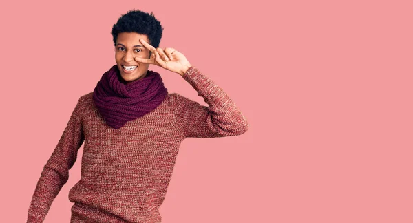 Giovane Uomo Afroamericano Indossa Casual Maglione Invernale Sciarpa Facendo Simbolo — Foto Stock