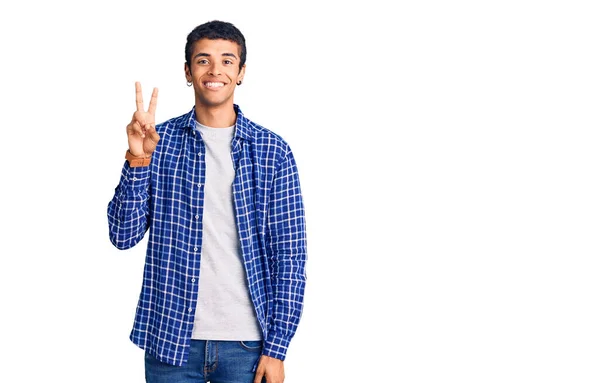 Jovem Americano Africano Vestindo Roupas Casuais Mostrando Apontando Para Cima — Fotografia de Stock