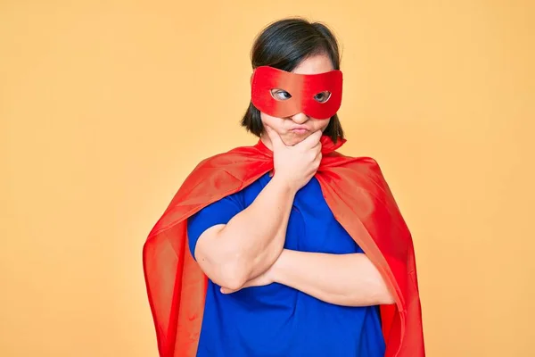 Femme Brune Avec Syndrome Duvet Portant Costume Super Héros Pensant — Photo