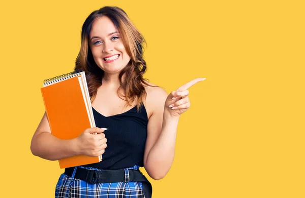 Giovane Bella Donna Caucasica Tenendo Libro Sorridente Felice Indicando Con — Foto Stock