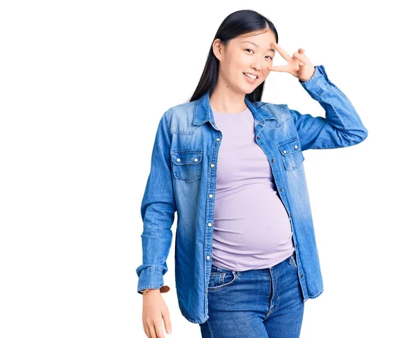 Jovem Mulher Chinesa Bonita Grávida Esperando Bebê Fazendo Símbolo Paz — Fotografia de Stock