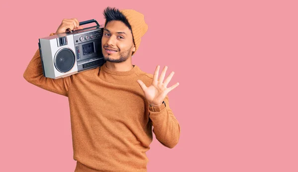 Snygg Latinamerikansk Ung Man Håller Boombox Lyssnar Musik Avstå Säga — Stockfoto
