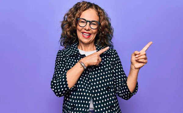 Middelbare Leeftijd Mooie Vrouw Dragen Casual Jas Bril Geïsoleerde Paarse — Stockfoto