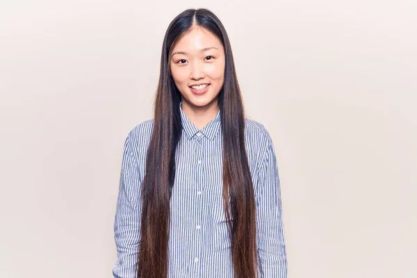 Молодая Красивая Китаянка Повседневной Полосатой Рубашке Счастливой Прохладной Улыбкой Лице — стоковое фото