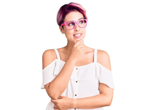 Молодая Красивая Женщина Розовыми Волосами Повседневной Одежде Очках Рукой Подбородке — стоковое фото