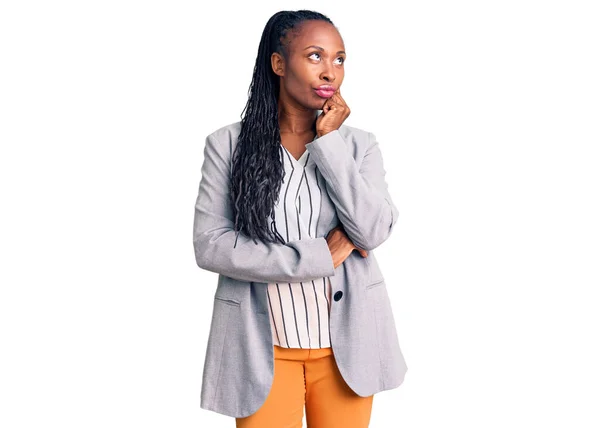Ung Afrikansk Amerikansk Kvinna Klädd Affärskläder Allvarligt Ansikte Tänker Fråga — Stockfoto
