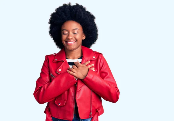 Ung Afrikansk Amerikansk Kvinna Klädd Röd Skinnjacka Leende Med Händerna — Stockfoto