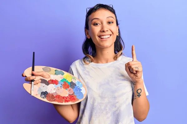 Mujer Joven Sosteniendo Pincel Paleta Sonriendo Con Una Idea Pregunta — Foto de Stock