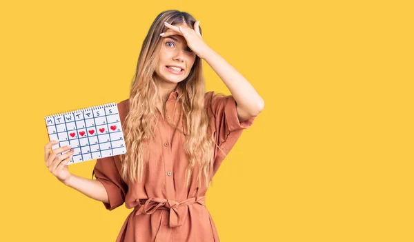 Mulher Branca Bonita Com Cabelo Loiro Segurando Calendário Cardíaco Estressado — Fotografia de Stock