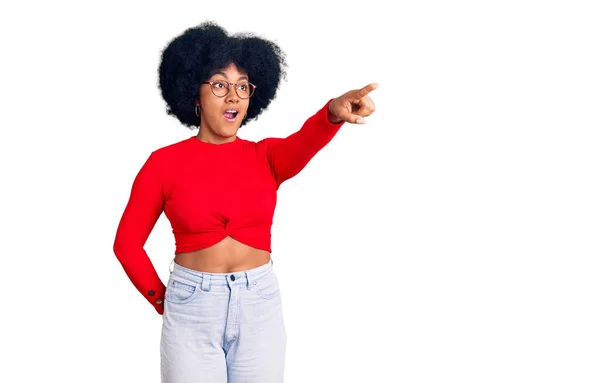 Jeune Fille Afro Américaine Portant Des Vêtements Décontractés Des Lunettes — Photo