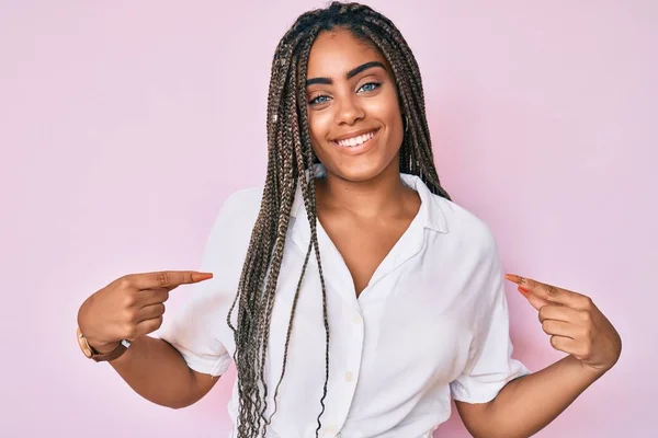 Junge Afrikanisch Amerikanische Frau Mit Zöpfen Lässigem Sommerhemd Sieht Selbstbewusst — Stockfoto