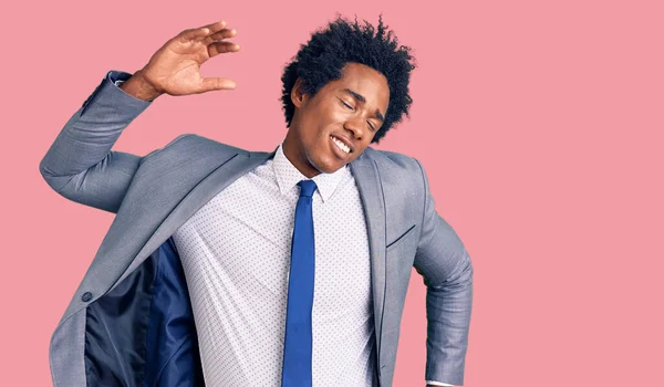 Bell Uomo Afro Americano Con Capelli Afro Che Indossa Una — Foto Stock