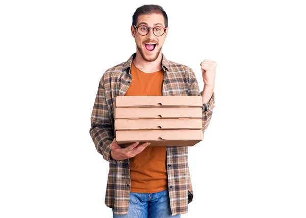Молодой Красивый Белый Мужчина Держит Доставку Пиццы Коробка Гордостью Празднуя — стоковое фото