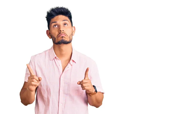 Красивый Латиноамериканец Молодой Человек Обычной Летней Рубашке Указывает Грустный Расстроенный — стоковое фото