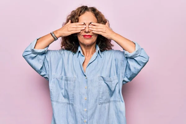 Mujer Hermosa Mediana Edad Con Camisa Vaquera Casual Pie Sobre — Foto de Stock