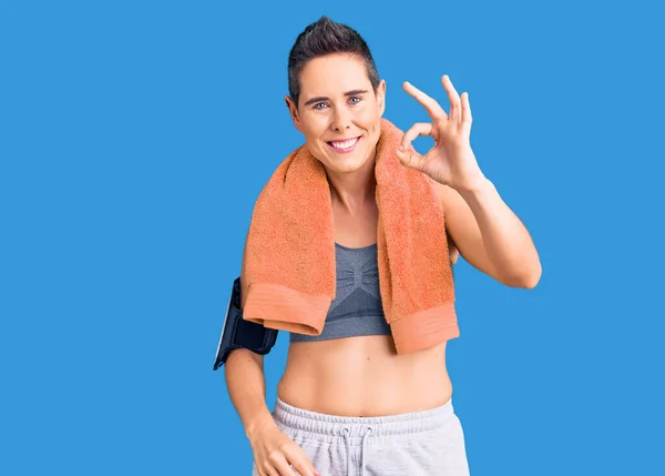Młoda Kobieta Krótkimi Włosami Sobie Odzież Sportową Ręcznik Pomocą Smartfona — Zdjęcie stockowe