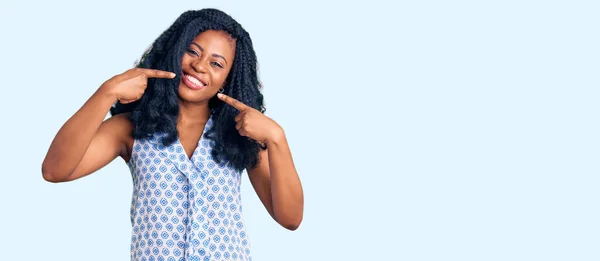 Hermosa Mujer Afroamericana Con Camisa Verano Casual Sonriendo Alegre Mostrando — Foto de Stock