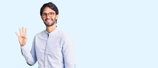 Snygg Latinamerikansk Man Klädd Business Shirt Och Glasögon Visar Och — Stockfoto