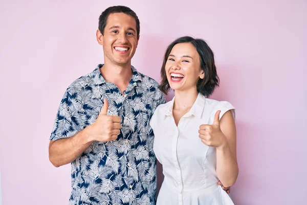 Belo Casal Vestindo Roupas Casuais Sinal Sucesso Fazendo Gesto Positivo — Fotografia de Stock