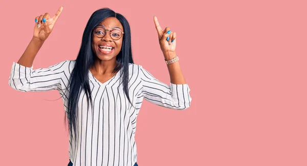 Молодая Африканская Американка Повседневной Одежде Очках Улыбаясь Удивлена Удивлена Показывая — стоковое фото