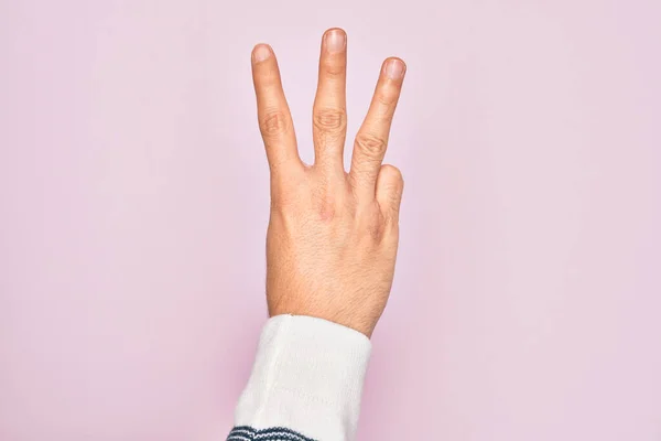 Mão Jovem Caucasiano Mostrando Dedos Sobre Fundo Rosa Isolado Contando — Fotografia de Stock