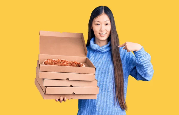 Jovem Mulher Chinesa Bonita Segurando Caixas Papelão Pizza Italiana Apontando — Fotografia de Stock