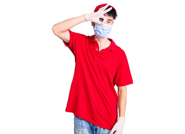 Mladý Hispánec Muž Sobě Dodací Uniformu Lékařskou Masku Úsměvem Šťastný — Stock fotografie