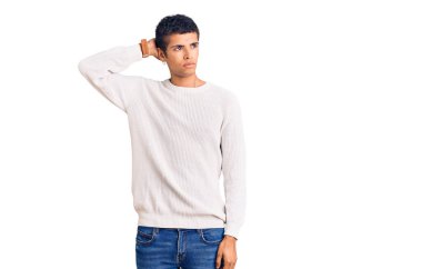 Gündelik kıyafetler giyen genç Afro-Amerikan bir adam kafaları karıştırıyor ve soru soruyor. Şüpheyle kararsız, kafa kafaya düşünerek. Düşünceli kavram. 