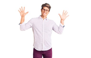İş kıyafetleri ve gözlük takan yakışıklı genç adam on numarayı gösterip işaret ederken kendinden emin ve mutlu gülümsüyor.. 