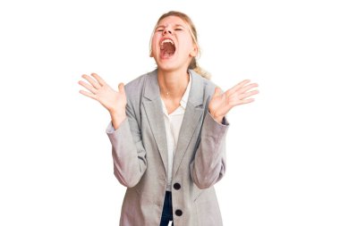 Zarif bir ceket giyen genç, sarışın bir kadın başarının çılgınlığını kutluyor. Kollarını kaldırmış, gözlerini kapatmış heyecanlı çığlıklar atıyor. Kazanan konsept 