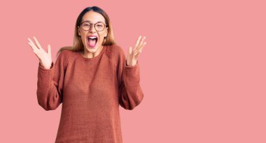 Güzel, genç bir kadın gündelik giysiler ve gözlük takıp çılgın kutlamalar yapıyor ve başarıya hayret ediyor. Kolları açık, gözleri açık, heyecanla bağırıyor. Kazanan konsept 