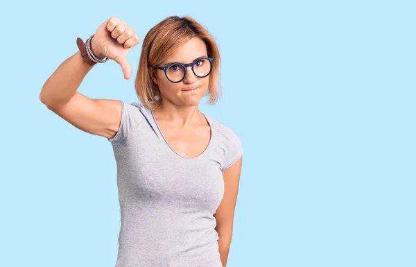 Mulher Loira Jovem Vestindo Roupas Casuais Olhando Infeliz Irritado Mostrando — Fotografia de Stock