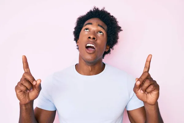 Knappe Afro Amerikaanse Man Met Afro Haar Casual Kleding Verbaasd — Stockfoto