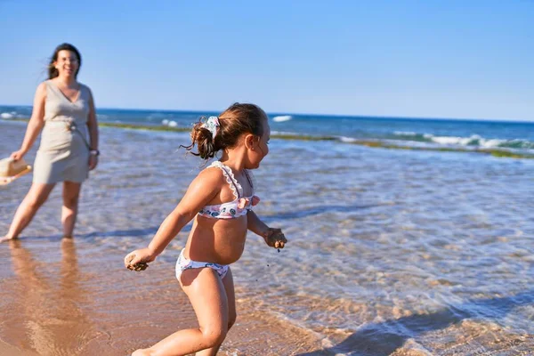 Bella Madre Figlia Che Giocano Spiaggia — Foto Stock