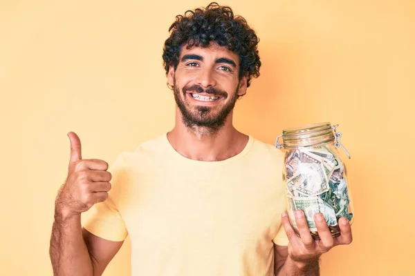 Joven Guapo Con Pelo Rizado Oso Sosteniendo Frasco Con Ahorros — Foto de Stock