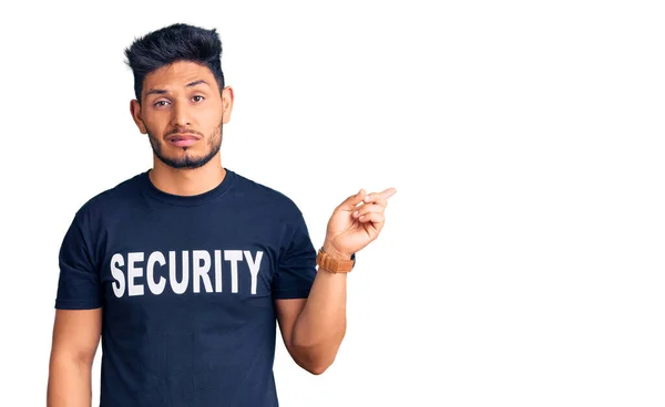 Όμορφος Λατίνος Αμερικανός Νεαρός Άνδρας Που Φοράει Μπλουζάκι Ασφαλείας Δείχνοντας — Φωτογραφία Αρχείου