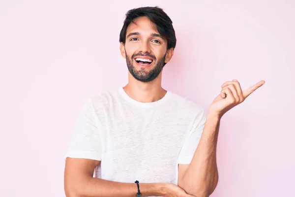 Hombre Hispano Guapo Vistiendo Camiseta Blanca Casual Sonriendo Feliz Señalando — Foto de Stock