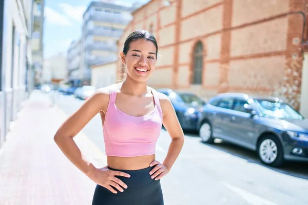 Mladý Krásný Hispánský Sportovní Žena Sobě Fitness Oblečení Usměvavý Šťastný — Stock fotografie